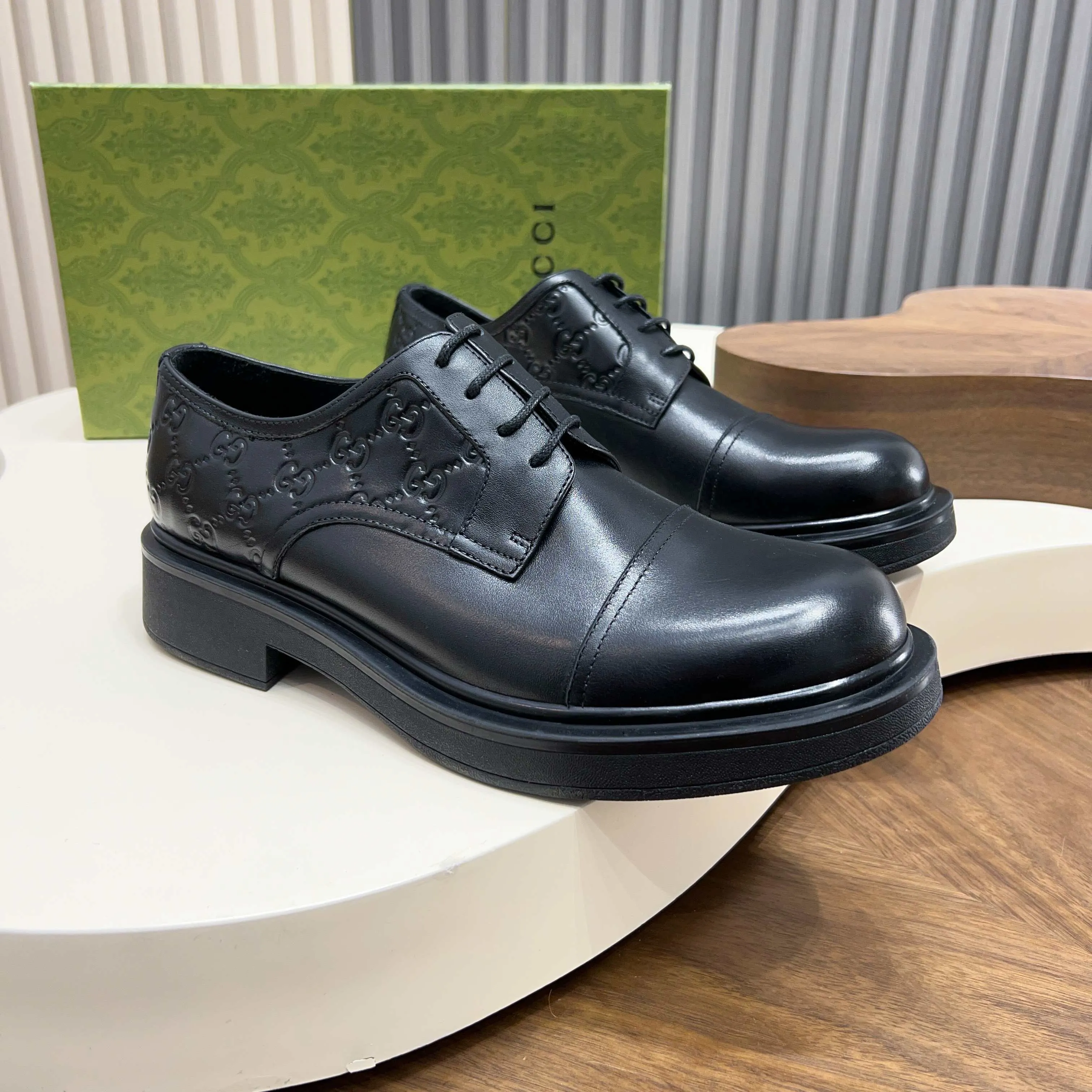 💰780 Gucci/Gucci new men’s lace-up shoes with GG details, matte cow leather derby shoes! The design of this men's lace-up shoe is rooted in the brand's heritage. Crafted from premium waxed cow leather, it is embellished with GG printed embossed suede leather details, a nod to Gucci's iconic monogram. The rubber sole decorated with GG pattern adds a touch of modern fashion to this design. Typical three-joint style design. European and American classic version, full calfskin lining. The overall upper texture is soft and the lining is comfortable and breathable. 2CM thickened soft rubber sole, easy to control. Versatile and stylish upper foot, multiple colors available to meet different matching needs, complete package! Size: 39-40-41-42-43-44 leather shoe size (38.45.46 can be customized)